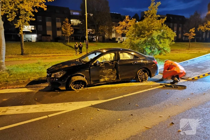 Bestuurder vlucht na aanrijding met lantaarnpaal