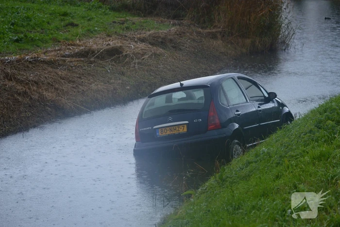 Bestuurder belandt met auto in sloot
