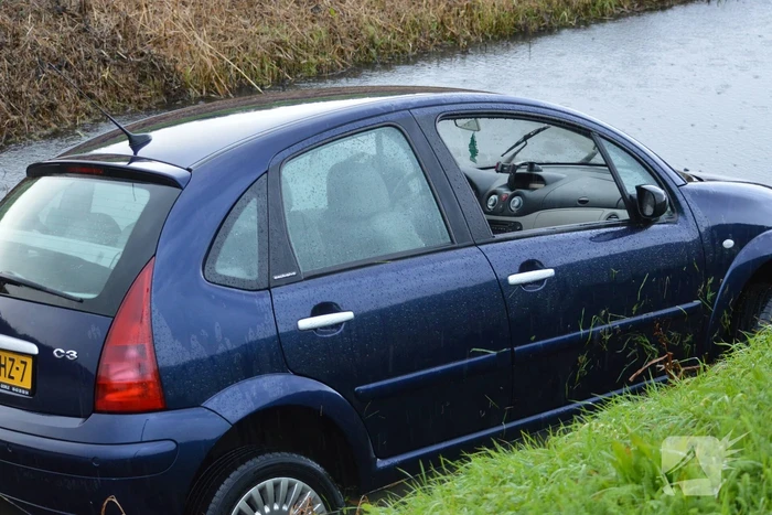 Bestuurder belandt met auto in sloot
