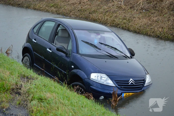 Bestuurder belandt met auto in sloot