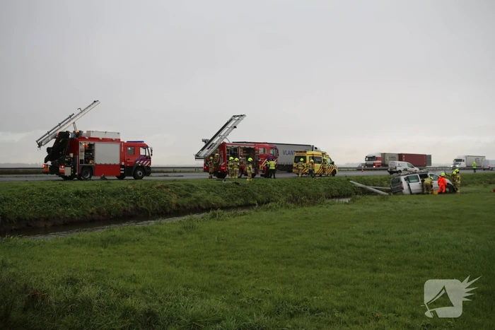 Bestelbus belandt in sloot naast snelweg