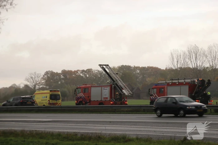 Bestelbus belandt in sloot naast snelweg