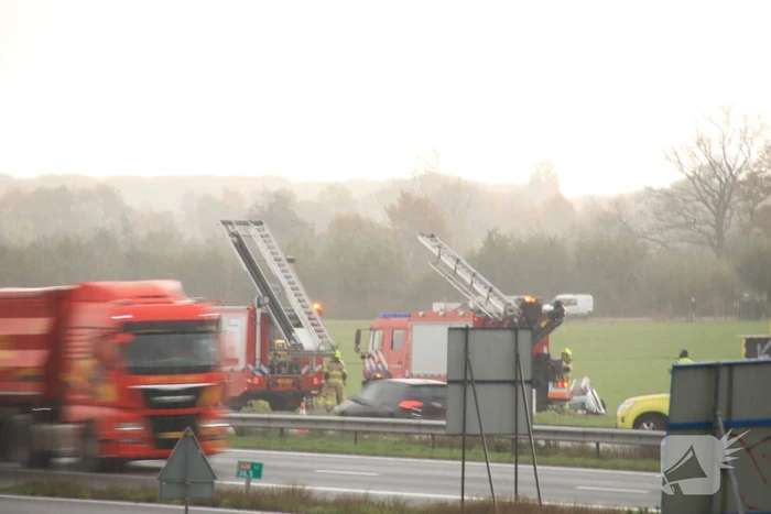 Bestelbus belandt in sloot naast snelweg