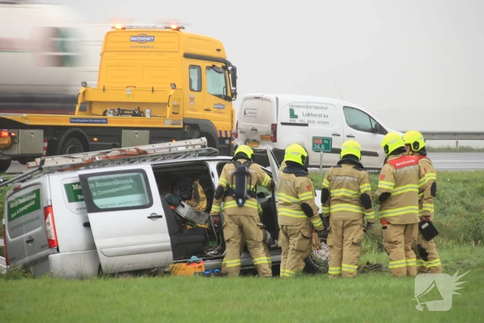 Bestelbus belandt in sloot naast snelweg