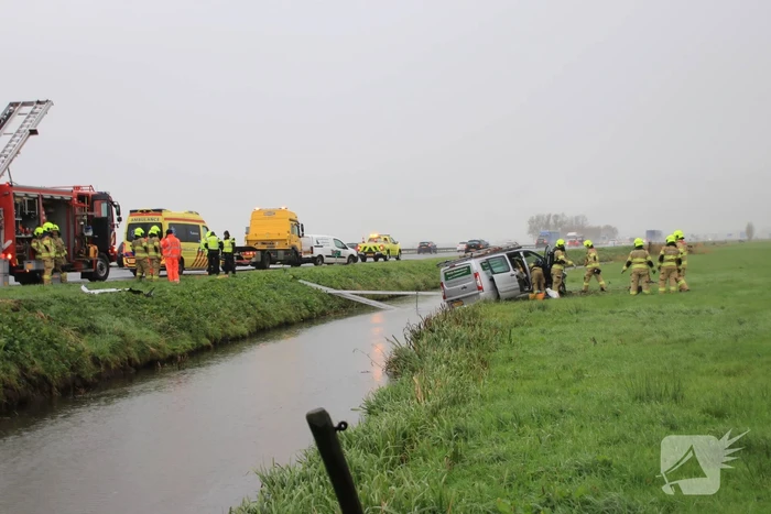Bestelbus belandt in sloot naast snelweg