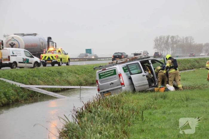 Bestelbus belandt in sloot naast snelweg