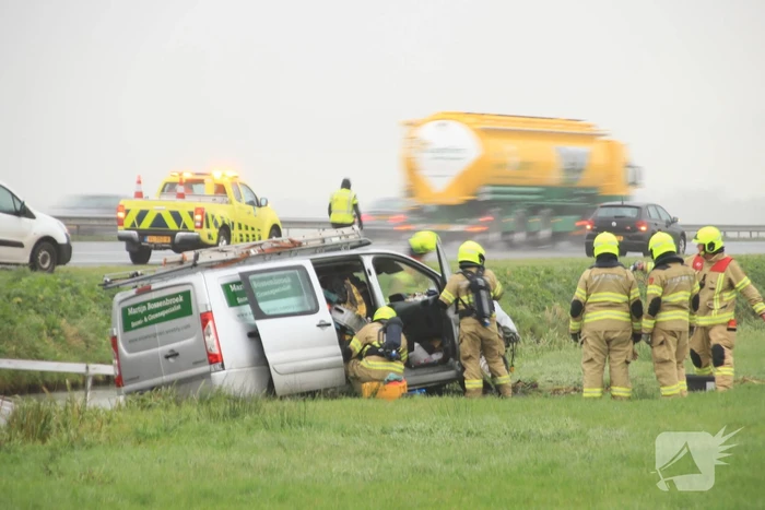 Bestelbus belandt in sloot naast snelweg