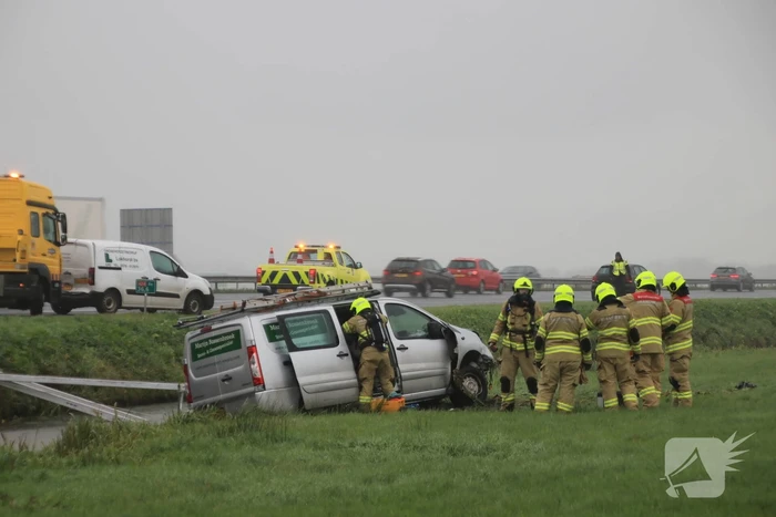 Bestelbus belandt in sloot naast snelweg