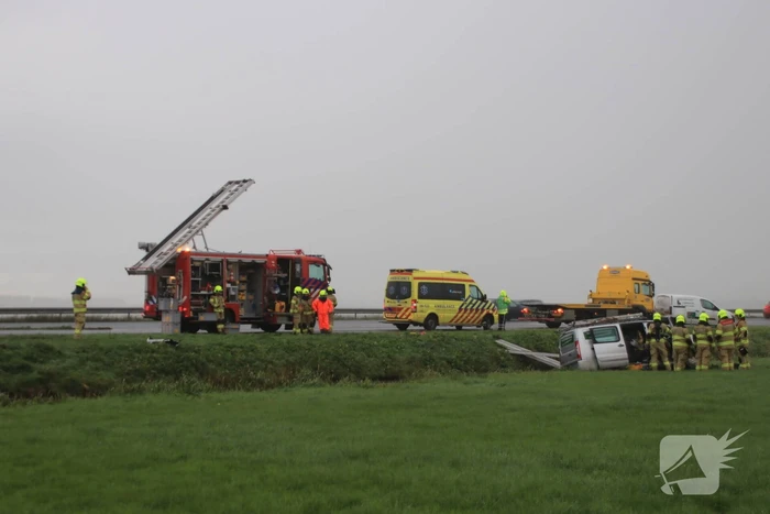 Bestelbus belandt in sloot naast snelweg