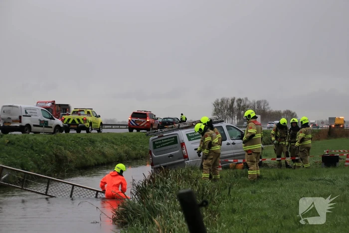 Bestelbus belandt in sloot naast snelweg