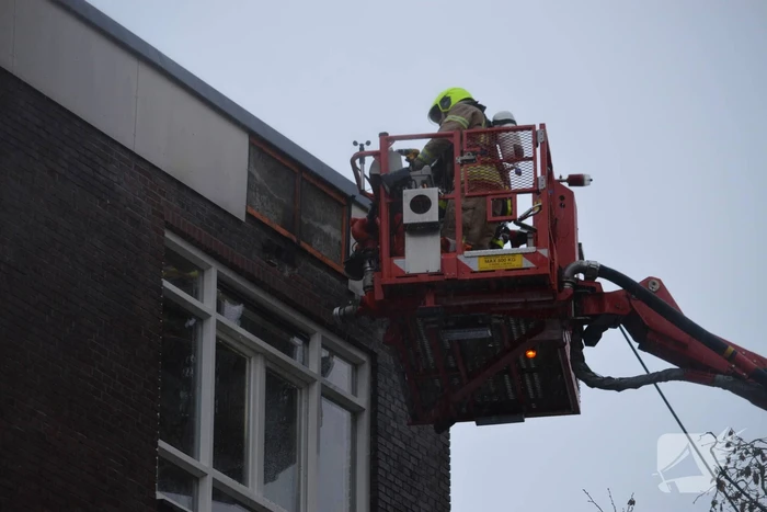 Woningen ontruimd na brand in dak van woongebouw