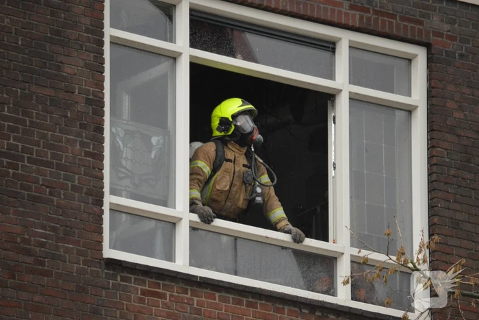 Woningen ontruimd na brand in dak van woongebouw