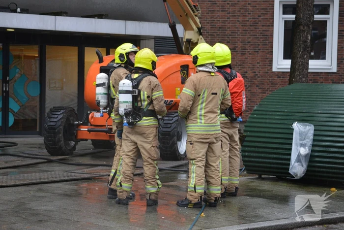 Woningen ontruimd na brand in dak van woongebouw