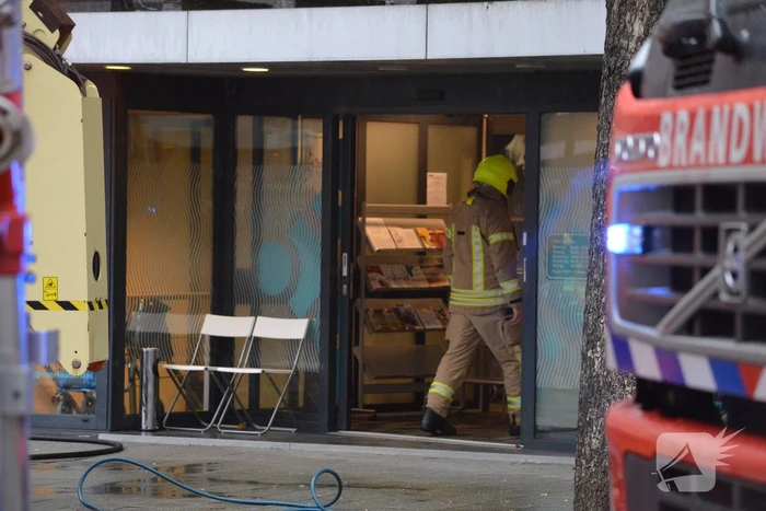Woningen ontruimd na brand in dak van woongebouw