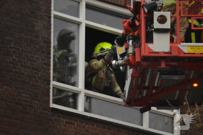 Woningen ontruimd na brand in dak van woongebouw