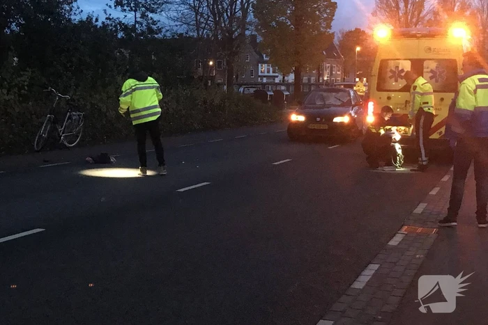 Fietser zwaargewond na aanrijding met auto