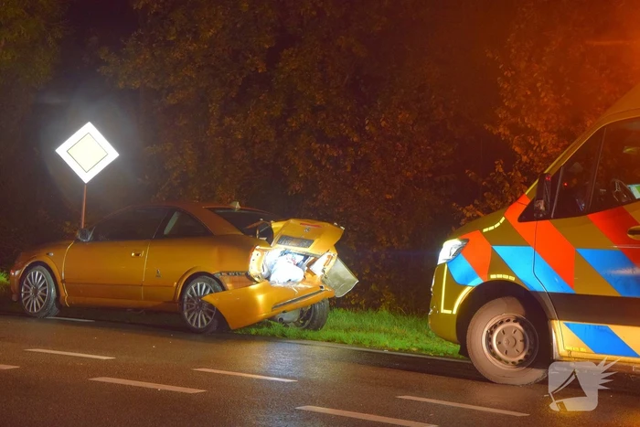 Vier personenautos met elkaar in botsing
