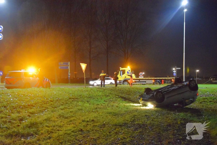 Auto op zijn dak na eenzijdig ongeval