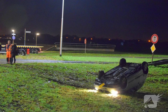 Auto op zijn dak na eenzijdig ongeval