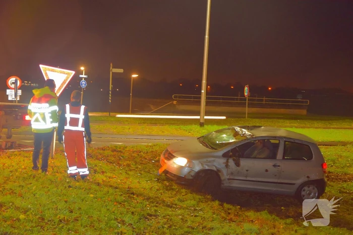 Auto op zijn dak na eenzijdig ongeval