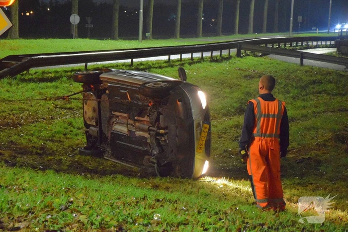 Auto op zijn dak na eenzijdig ongeval