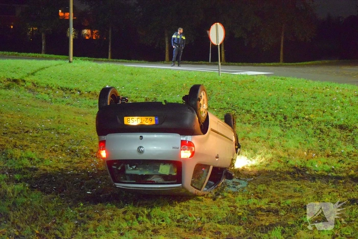 Auto op zijn dak na eenzijdig ongeval