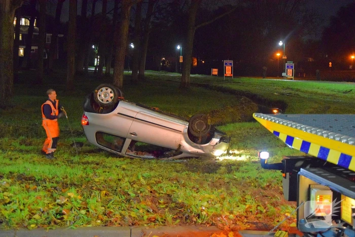 Auto op zijn dak na eenzijdig ongeval