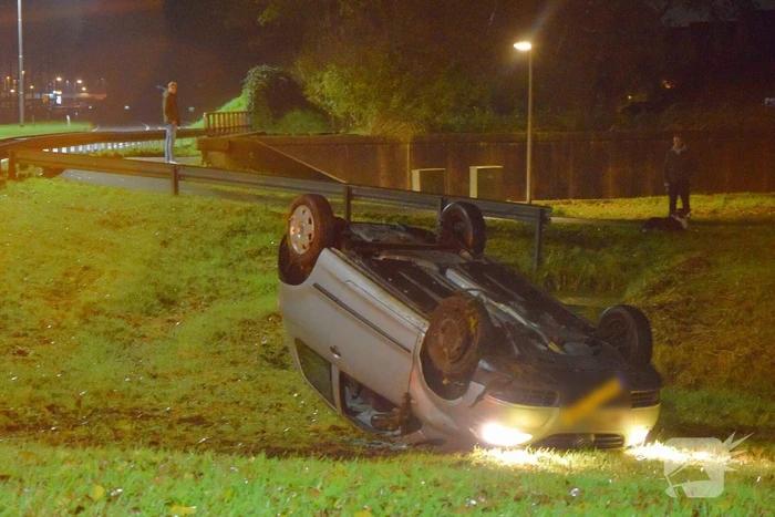 Auto op zijn dak na eenzijdig ongeval