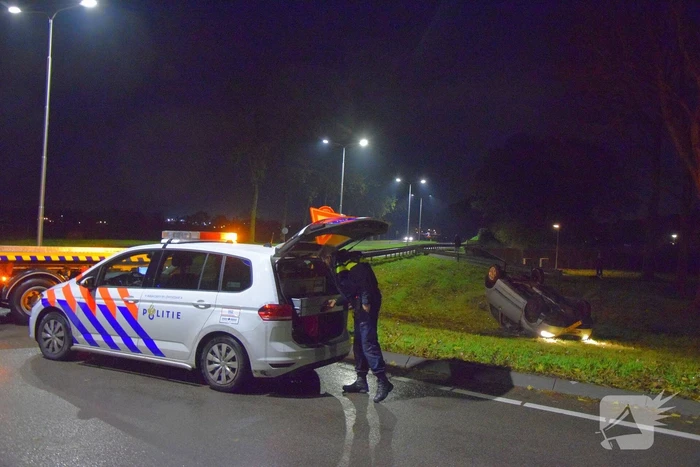 Auto op zijn dak na eenzijdig ongeval