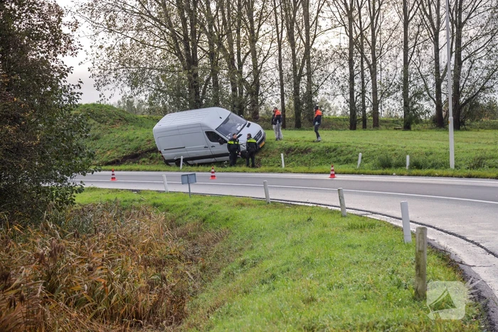 Pakketbezorger vliegt met bestelbus uit de bocht