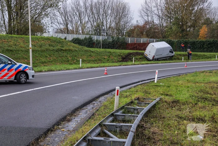 Pakketbezorger vliegt met bestelbus uit de bocht