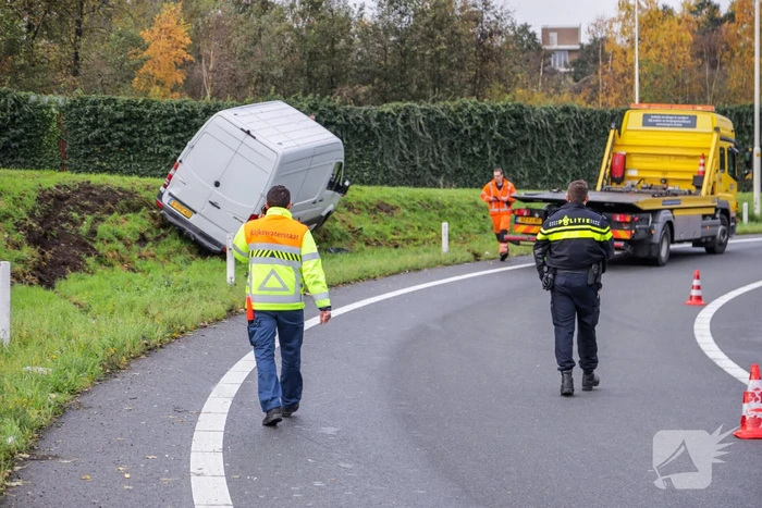 Pakketbezorger vliegt met bestelbus uit de bocht