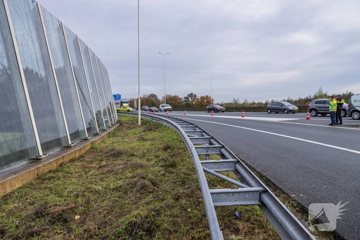 Pakketbezorger vliegt met bestelbus uit de bocht
