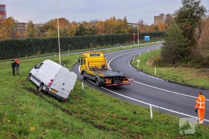 Pakketbezorger vliegt met bestelbus uit de bocht