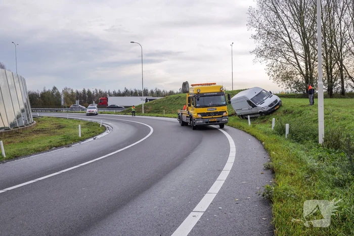 Pakketbezorger vliegt met bestelbus uit de bocht