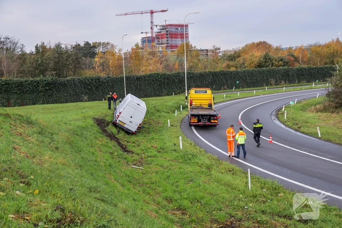 Pakketbezorger vliegt met bestelbus uit de bocht