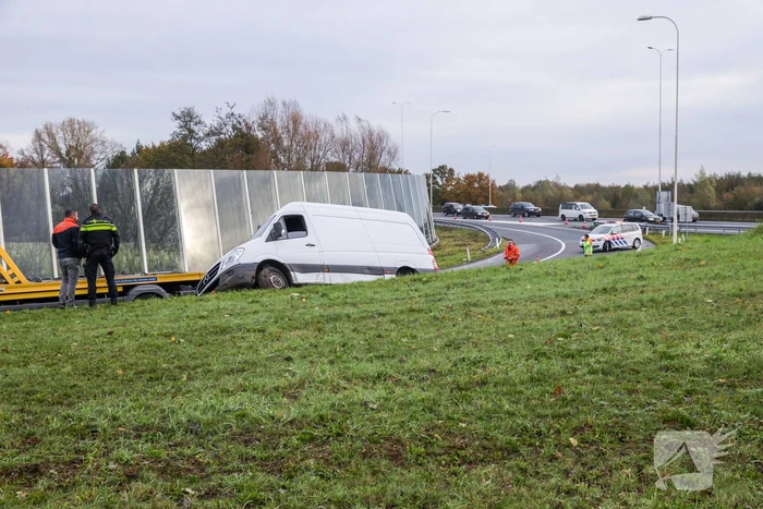 Pakketbezorger vliegt met bestelbus uit de bocht