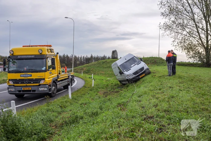 Pakketbezorger vliegt met bestelbus uit de bocht