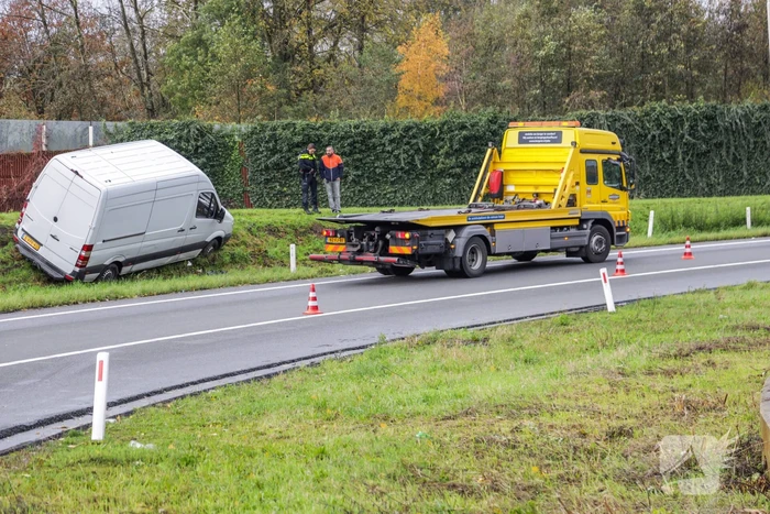Pakketbezorger vliegt met bestelbus uit de bocht