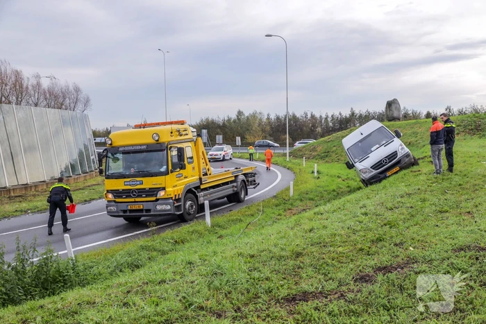 Pakketbezorger vliegt met bestelbus uit de bocht