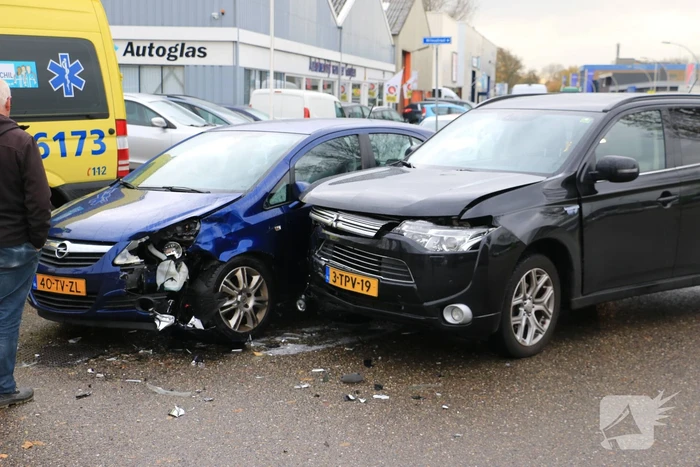 Bestuurder gewond bij aanrijding op kruising