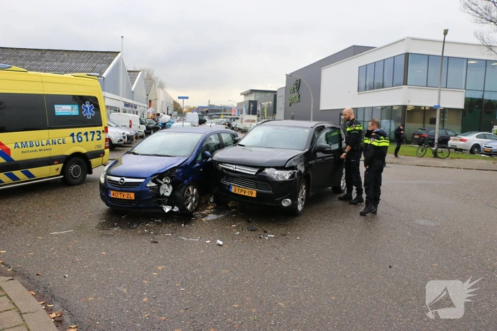 Bestuurder gewond bij aanrijding op kruising