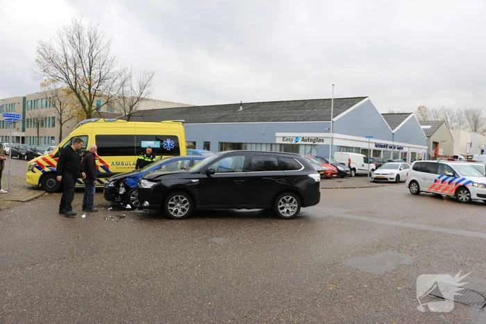 Bestuurder gewond bij aanrijding op kruising