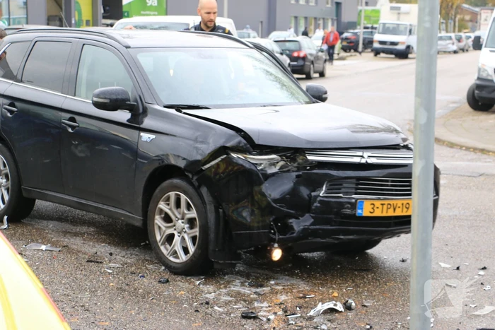Bestuurder gewond bij aanrijding op kruising