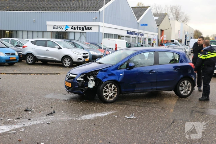 Bestuurder gewond bij aanrijding op kruising
