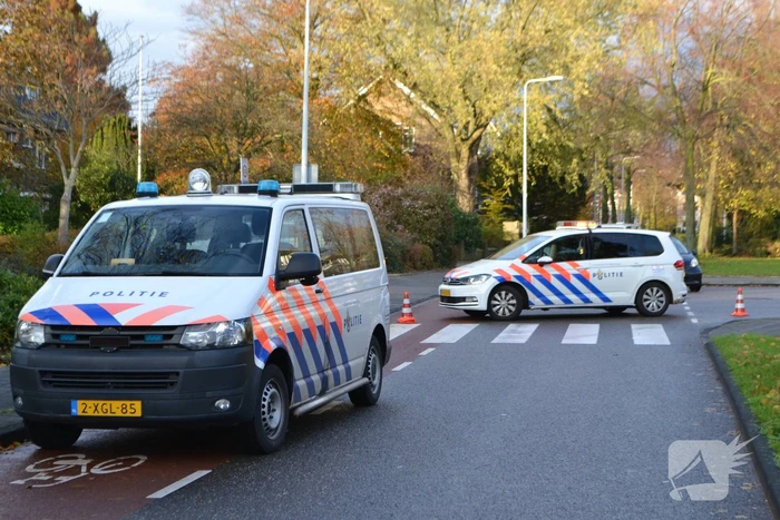 Fietsster rijdt tegen opstaand portier bestelwagen aan