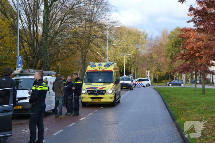Fietsster rijdt tegen opstaand portier bestelwagen aan