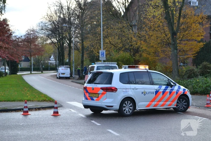 Fietsster rijdt tegen opstaand portier bestelwagen aan
