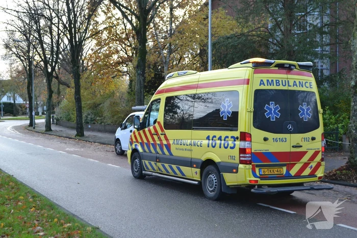 Fietsster rijdt tegen opstaand portier bestelwagen aan