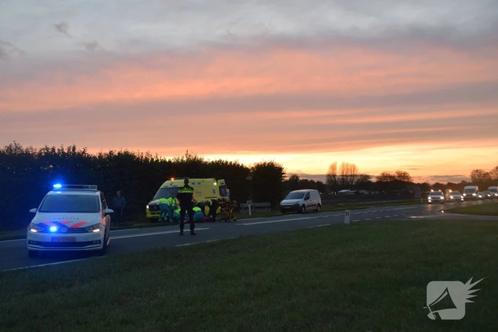 Fietser gewond na aanrijding met bestelbus